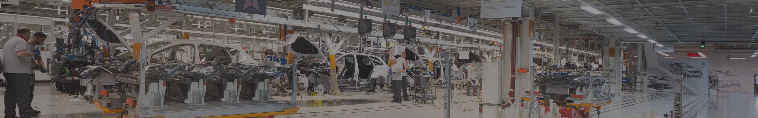 Operatorzy i roboty pracujące w fabryce SEAT-a Martorell