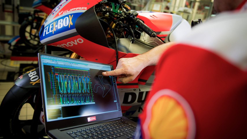 Technologia Ducati z operatorem spoglądającym na komputerową analizę