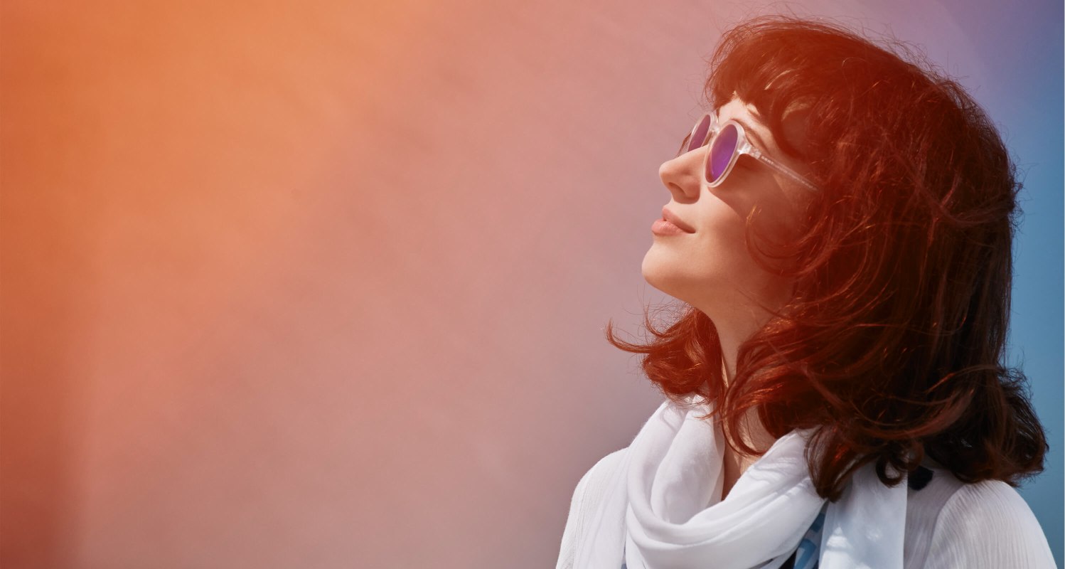 Kobieta nosząca okulary przeciwsłoneczne - akcesoria SEAT Collection