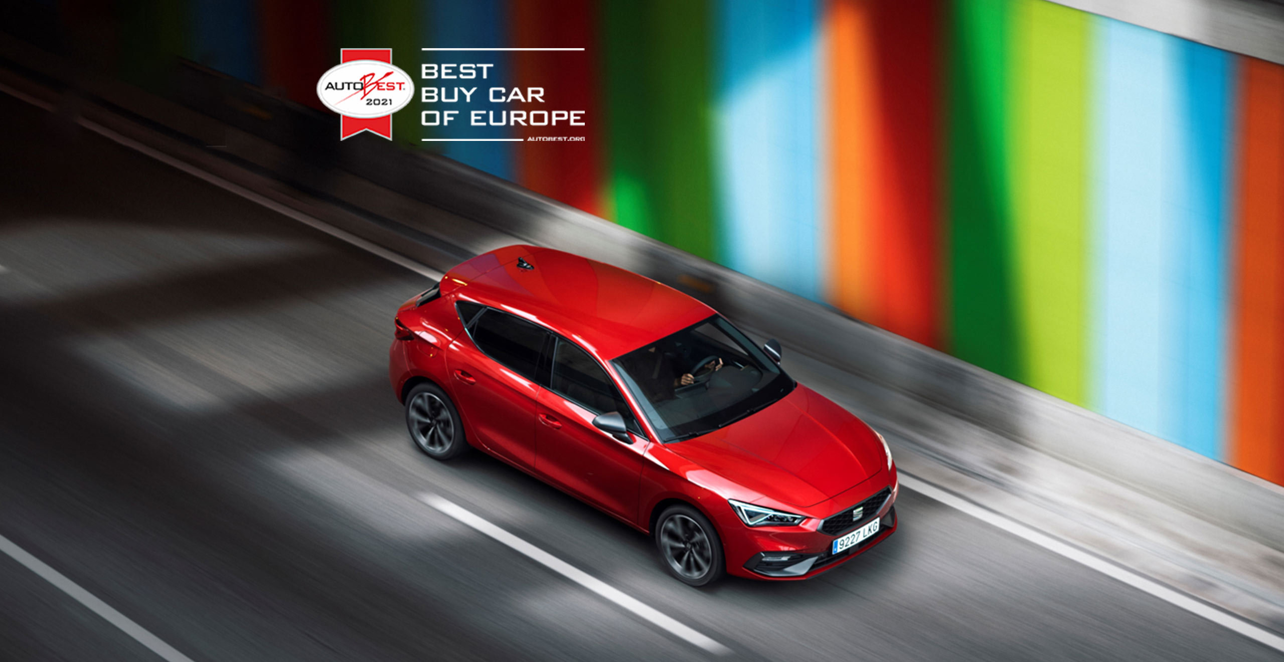 Best Buy Car Of Europe - Dynamiczny hatchback SEAT Leon w kolorze Desire Red w ruchu, widok z góry 