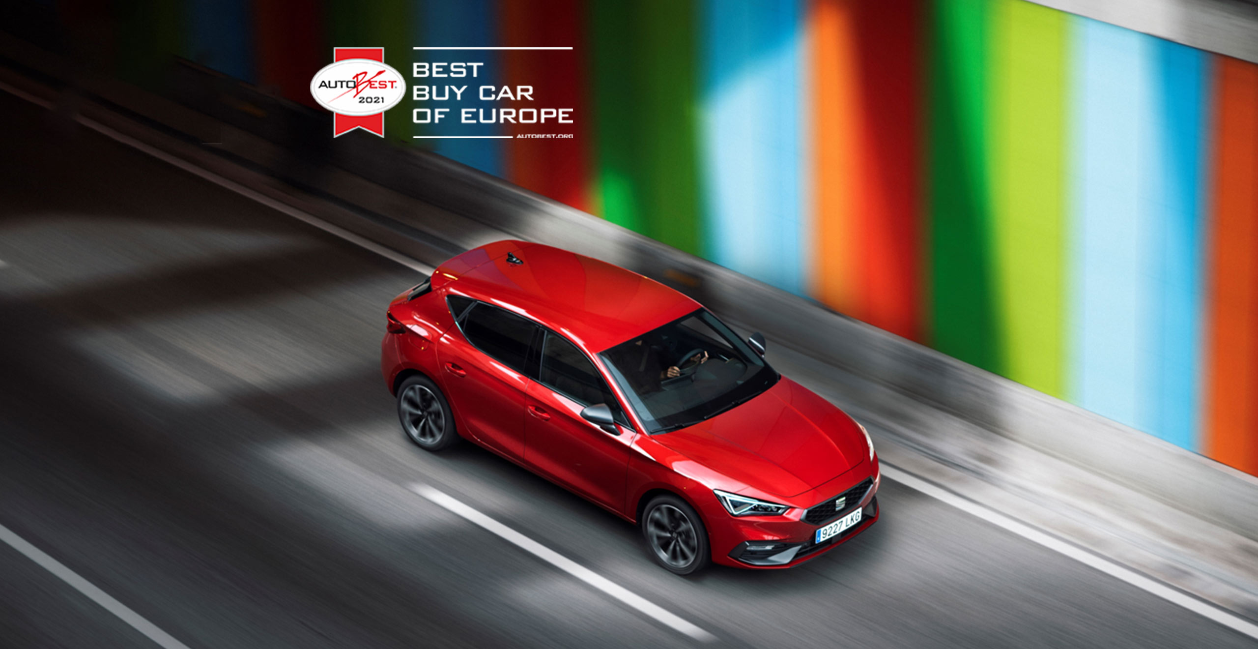 Best Buy Car Of Europe - Dynamiczny hatchback SEAT Leon w kolorze Desire Red w ruchu, widok z góry