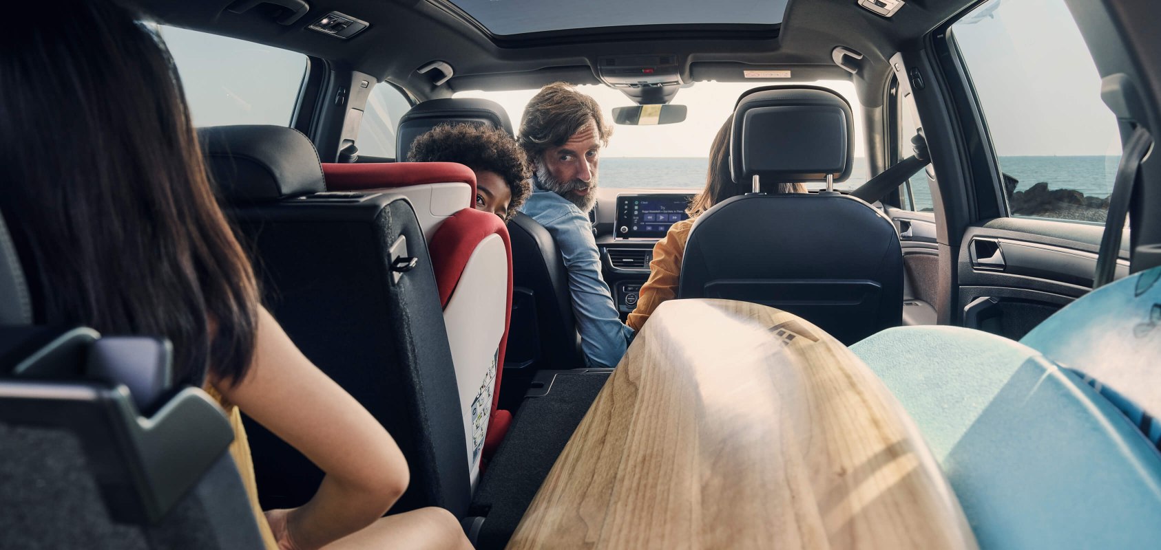 Rodzina siedząca w 7-osobowym SUV-ie SEAT Tarraco
