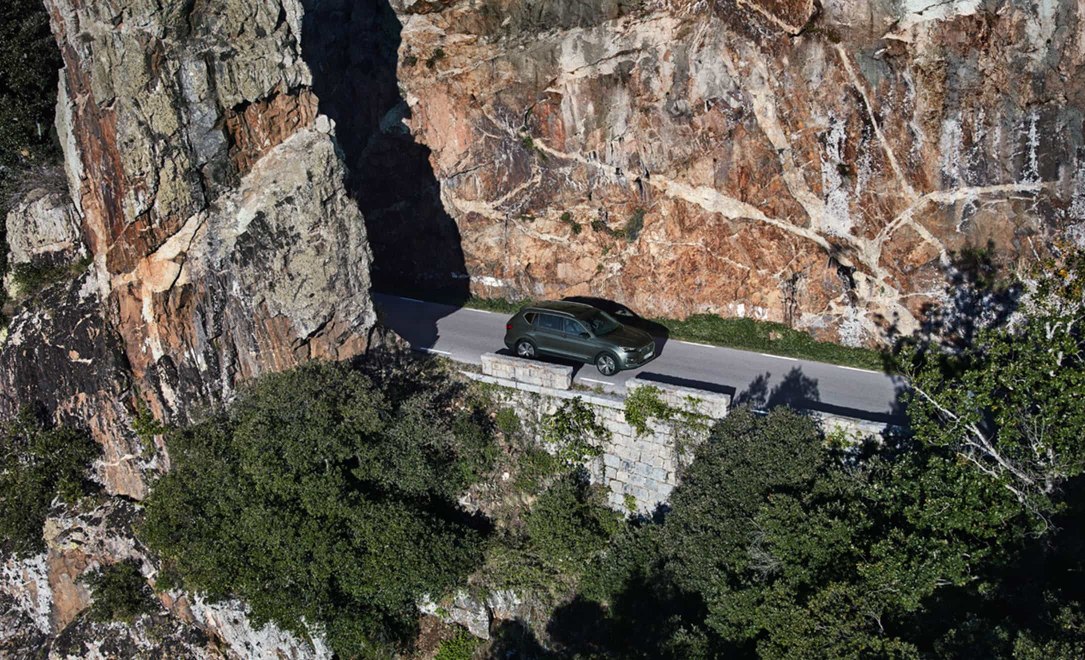 7-osobowy SUV SEAT Tarraco wyjeżdzający z tunelu, widok z góry