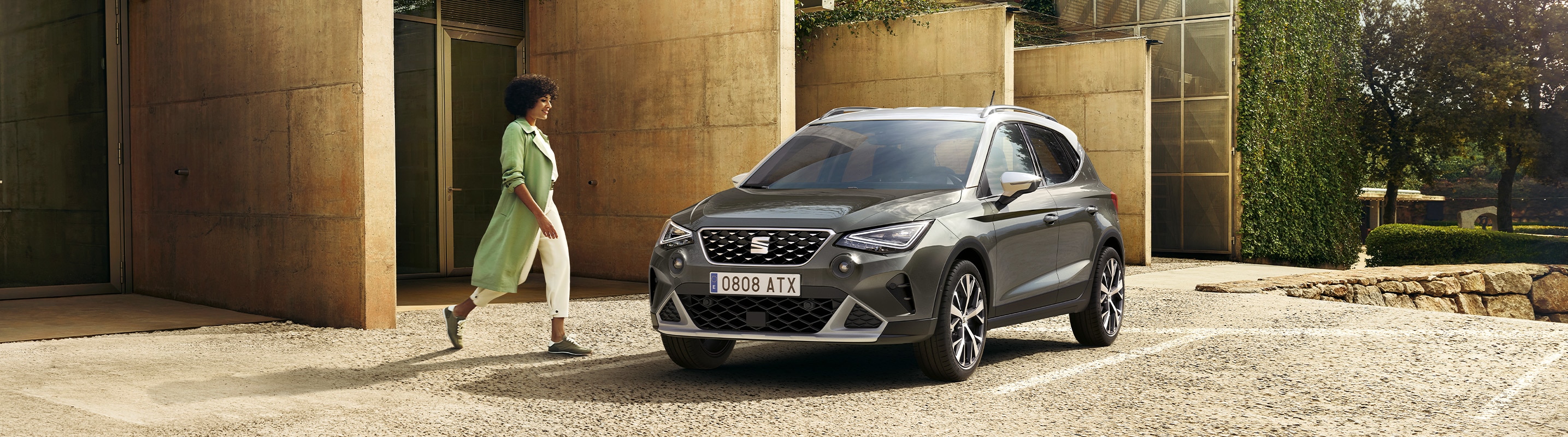 Czerwony SEAT Leon ze światłami full LED na parkingu, widok z lewego boku