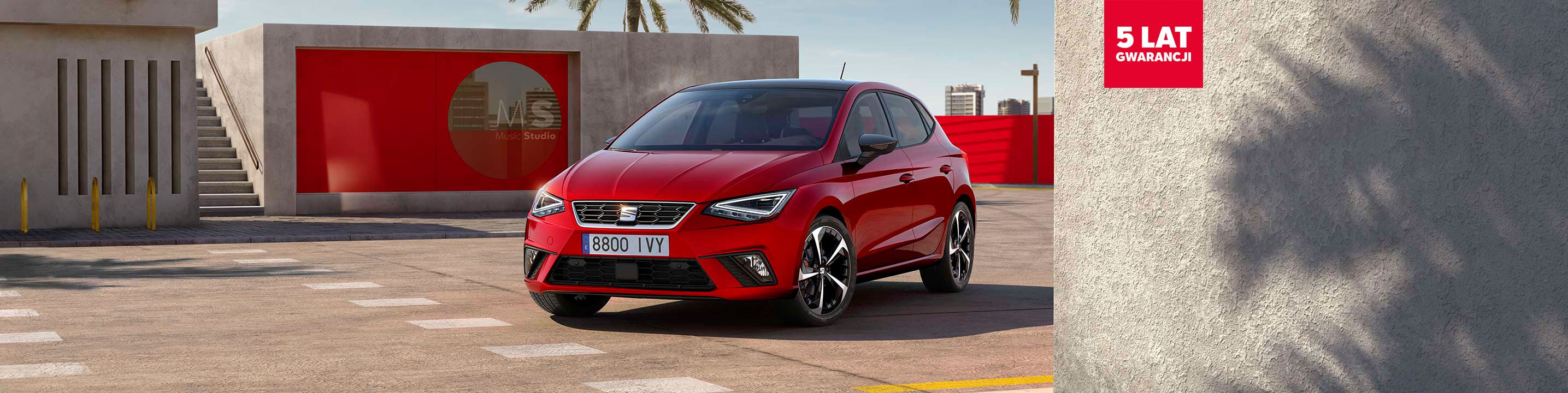 SEAT Ibiza FR w kolorze Desire Red w mieście – zdjęcie lewego boku