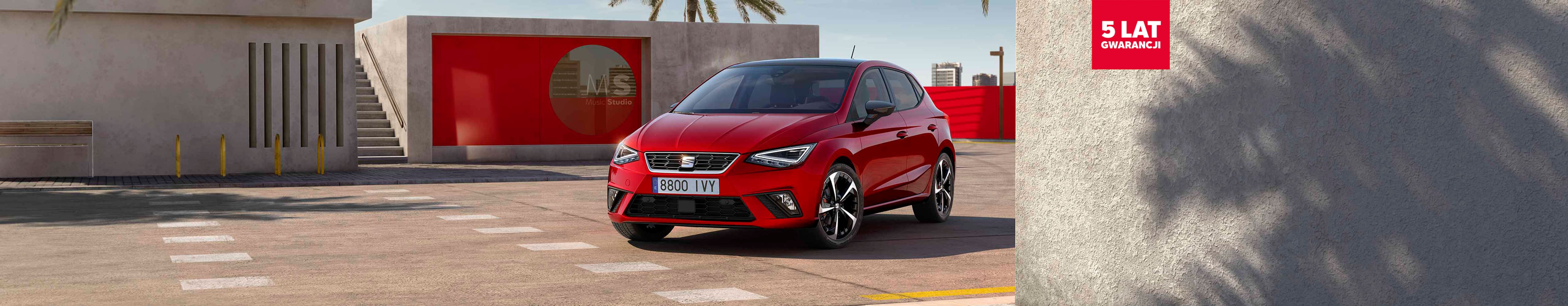 SEAT Ibiza FR w kolorze Desire Red w mieście – zdjęcie lewego boku