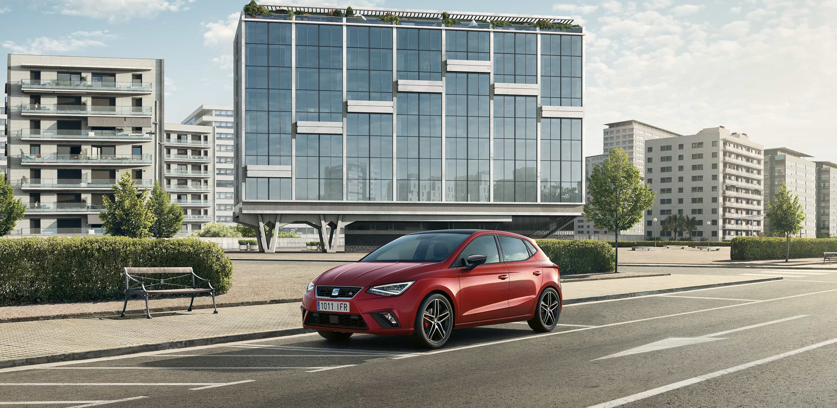 Nowy czerwony SEAT Ibiza FR wyposażony w system nagłośnienia Beats Audio w terenie