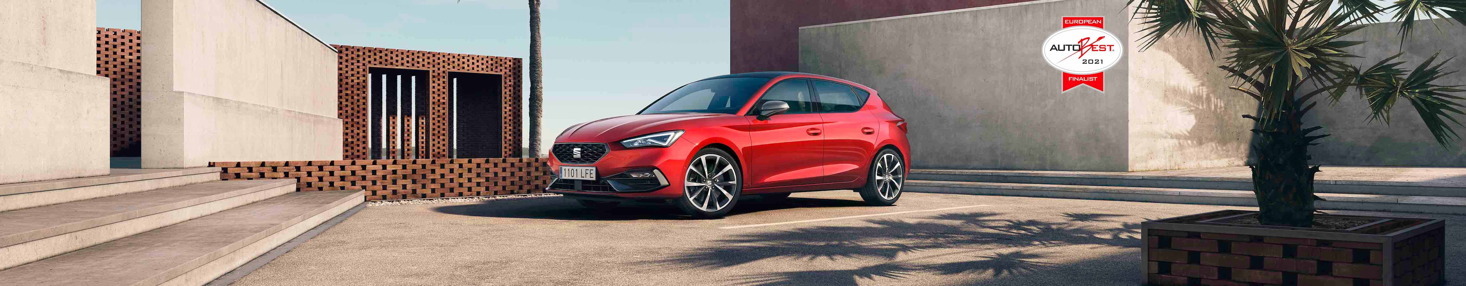 Nowy SEAT Leon zaparkowany przed domem