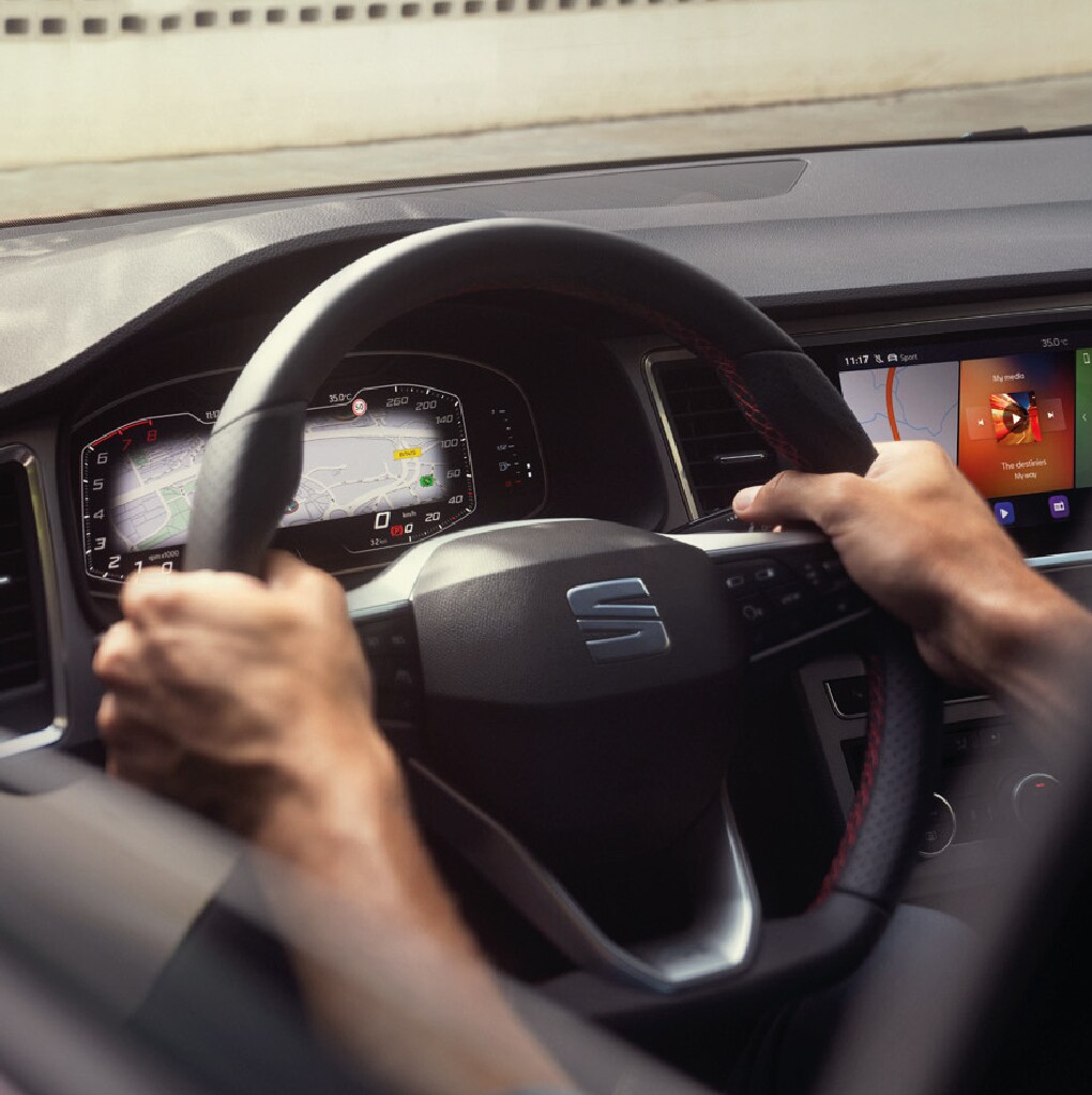 Nowy SEAT Ateca FR w kolorze Velvet Red, widok z przodu, osłona chłodnicy z elementami w kolorze Cosmo Grey