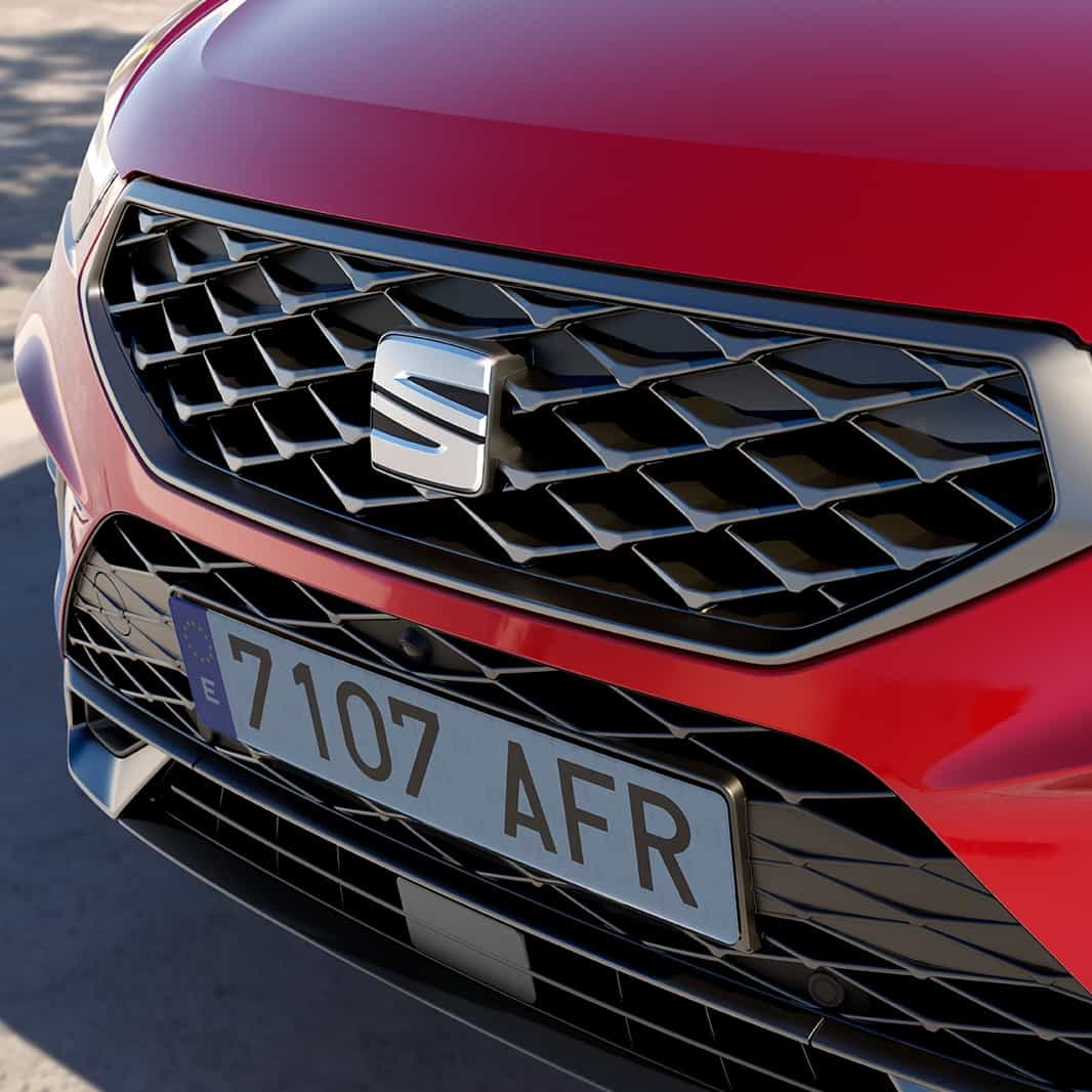 Nowy SEAT Ateca FR w kolorze Velvet Red, widok z bliska, próg drzwi