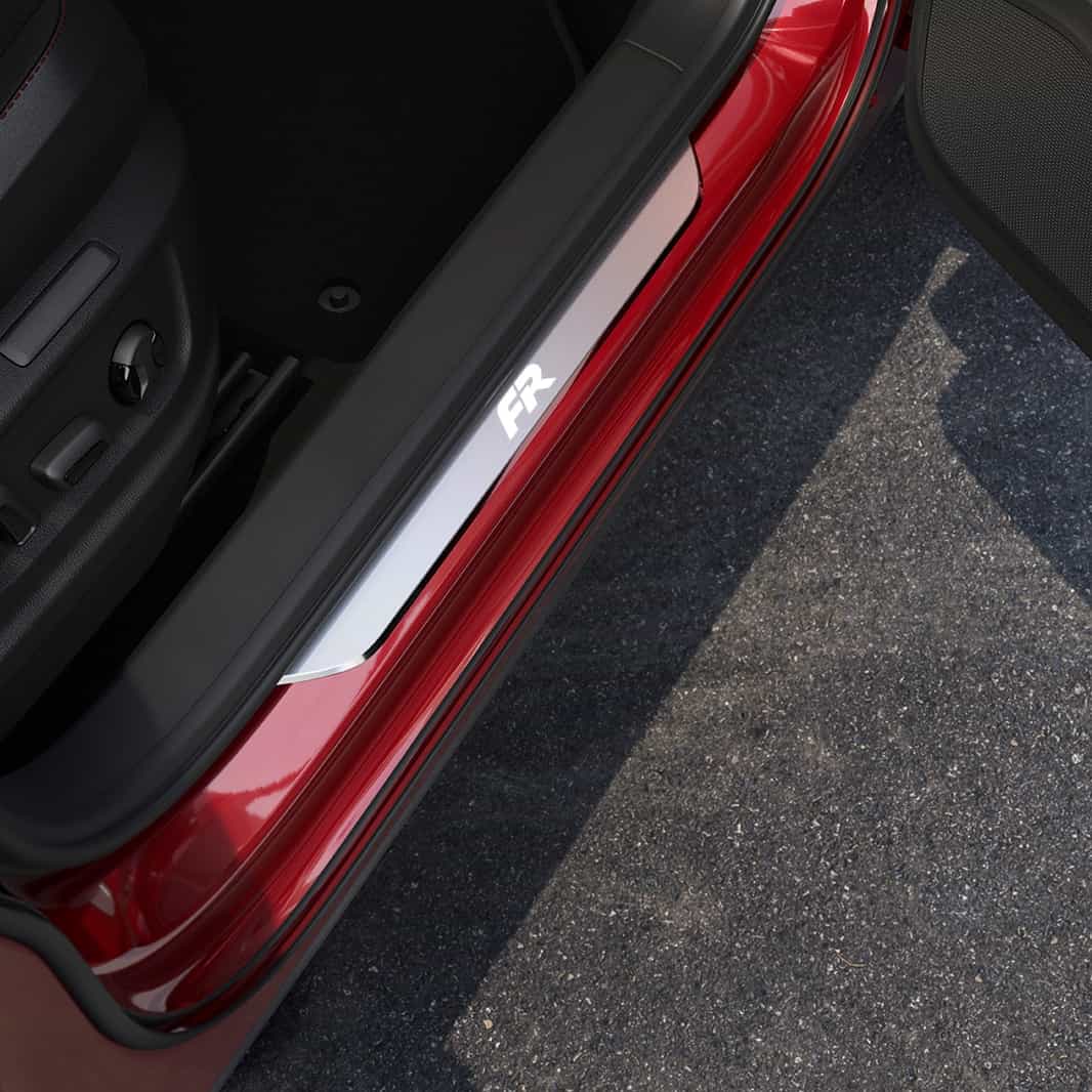 Nowy SEAT Ateca FR w kolorze Velvet Red, widok z boku z elementami w kolorze Cosmo Grey