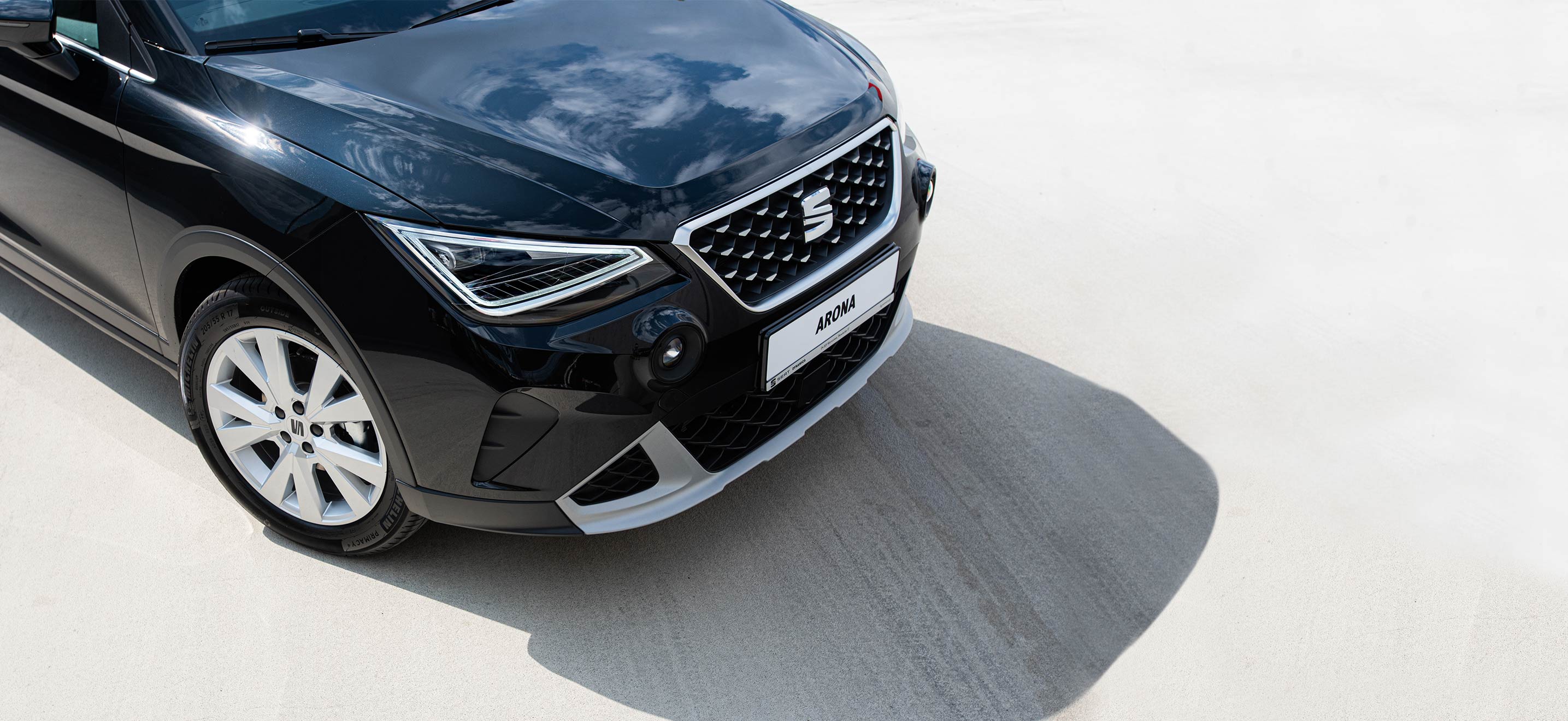 Nowy SEAT Arona w kolorze Midnight Black, widok z przodu. Nowy SEAT Arona w kolorze Midnight Black, widok z przodu.