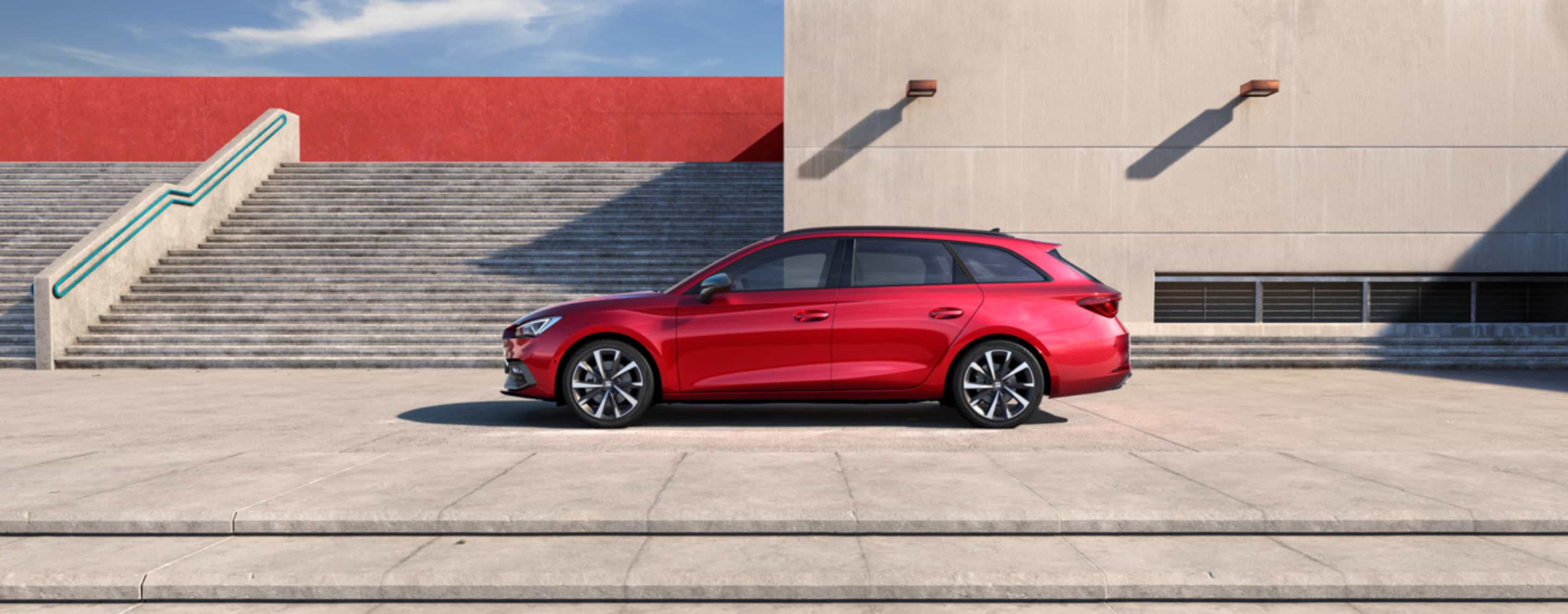 Nowy SEAT Leon Sportstourer w kolorze Desire Red, widziany z lewego boku