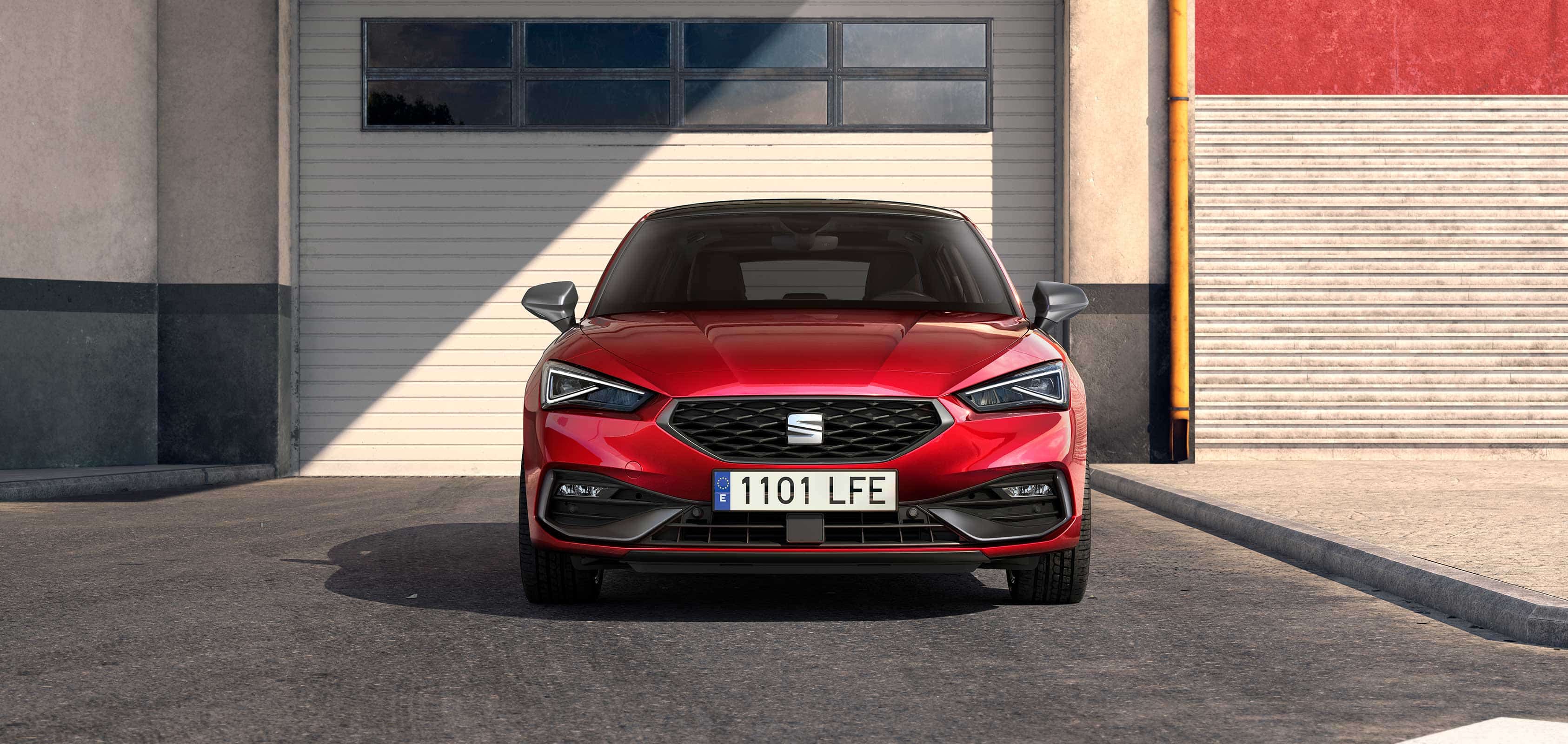 Nowy SEAT Leon w kolorze Desire Red, widziany z przodu