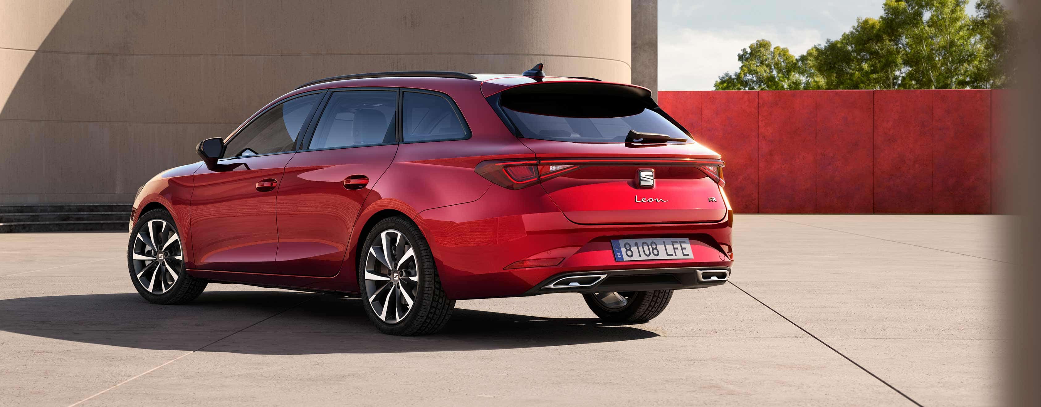 Nowy SEAT Leon Sportstourer w kolorze Desire Red, widziany z tyłu