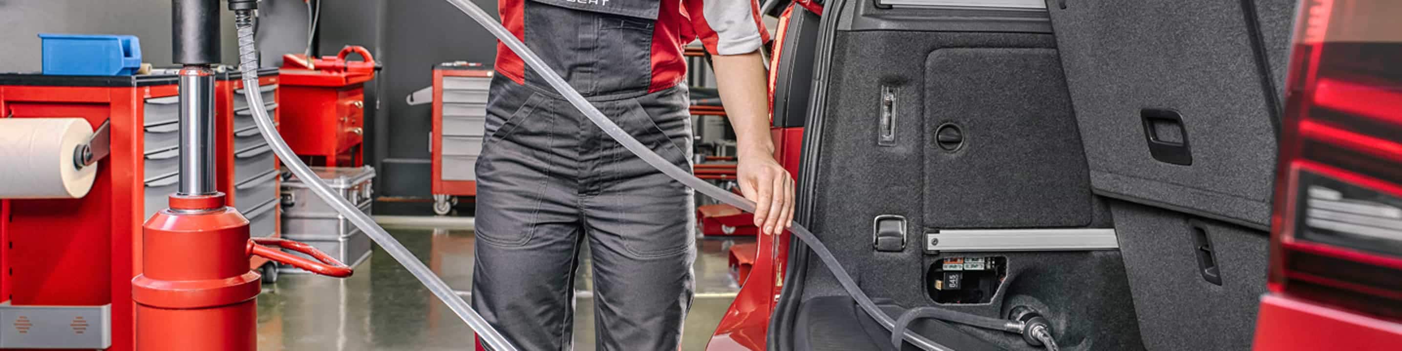 Mechanik SEAT-a wykonuje czynności serwisowe w SEAT-cie Alhambra