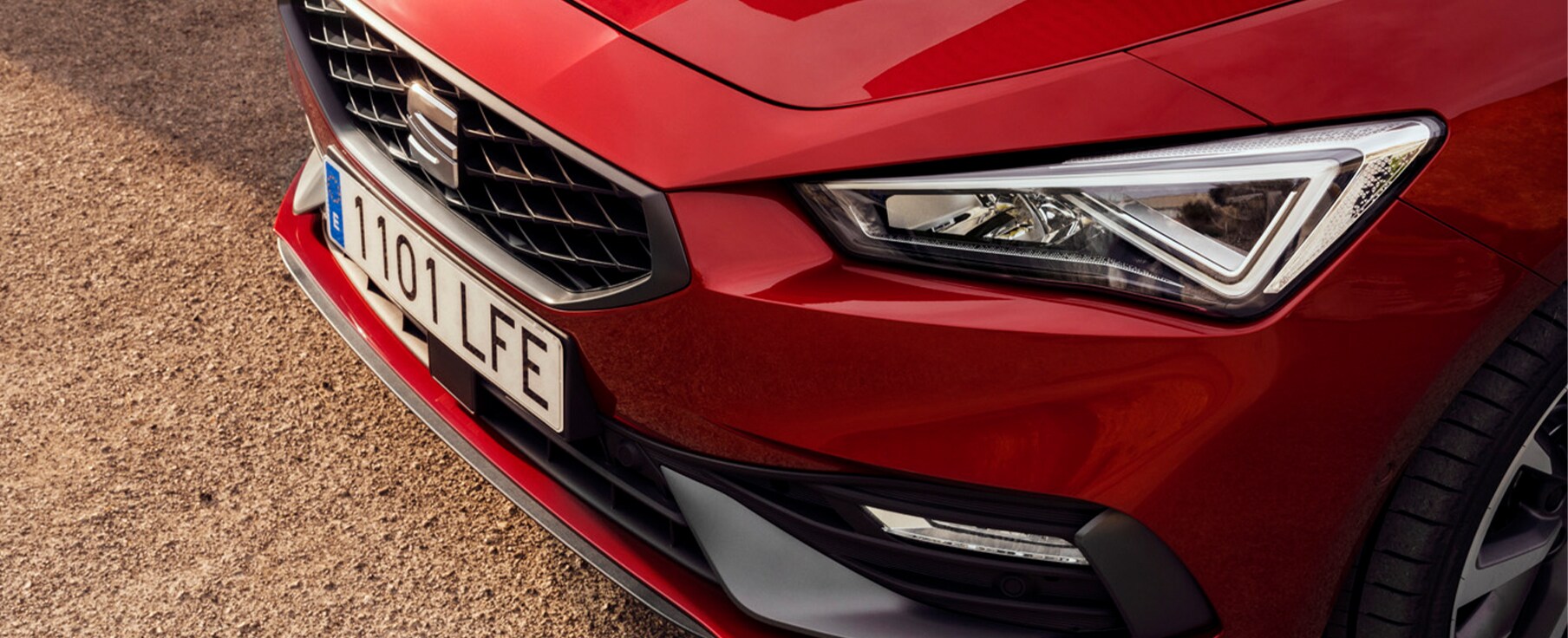 SEAT Service Mobility w program Gwarancyjnym SEAT Care – mężczyzna i kobieta opierający się o SEAT-a Leon 5D