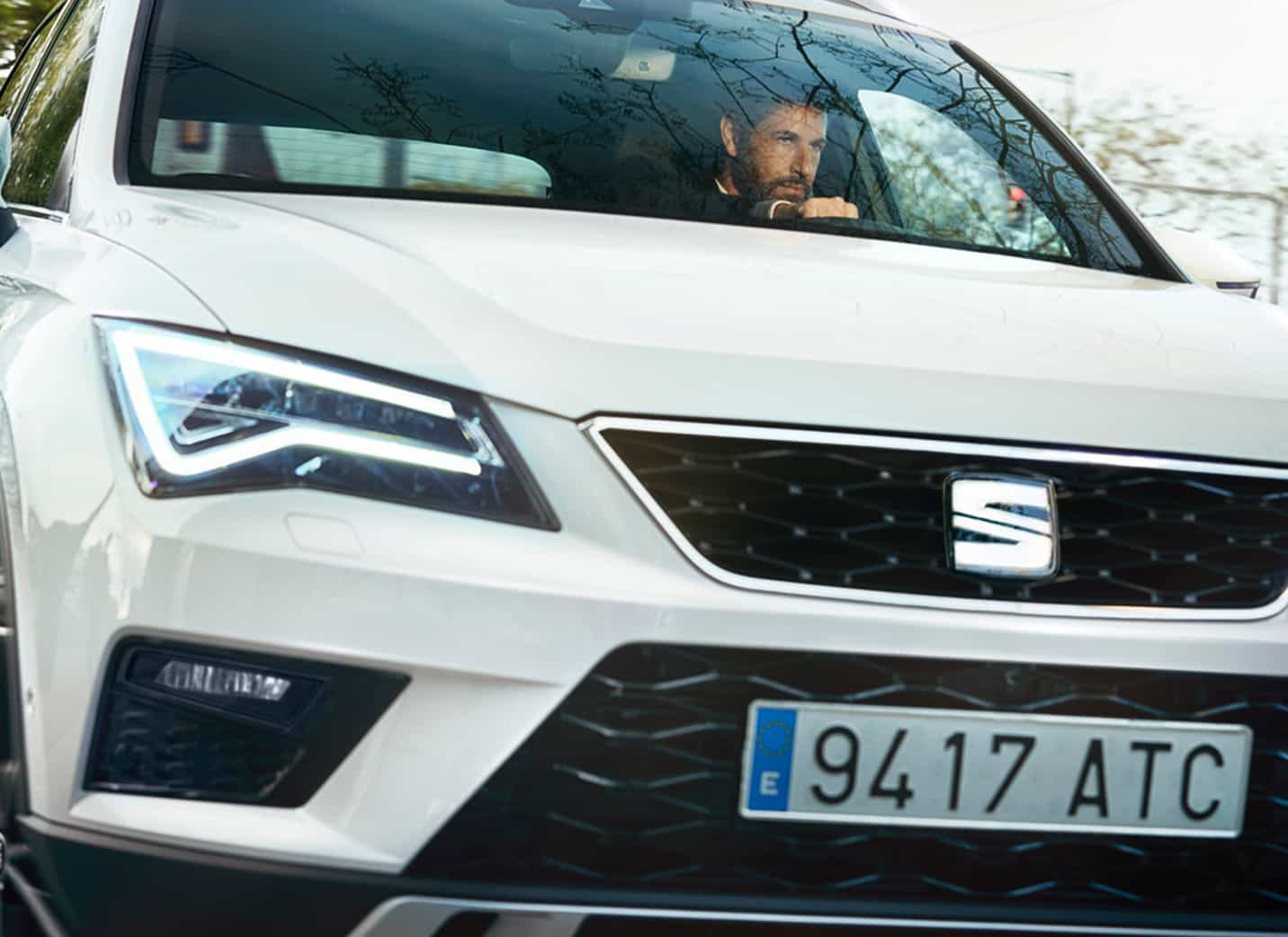 Mężczyzna prowadzący nowego SEAT-a Ateca, zbliżenie na światła Full LED