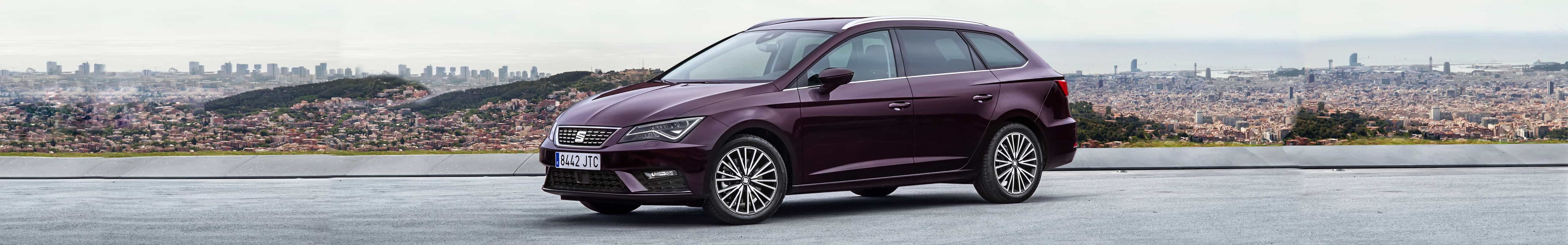  SEAT Leon Kombi w kolorze fioletowym w terenie, widok z boku