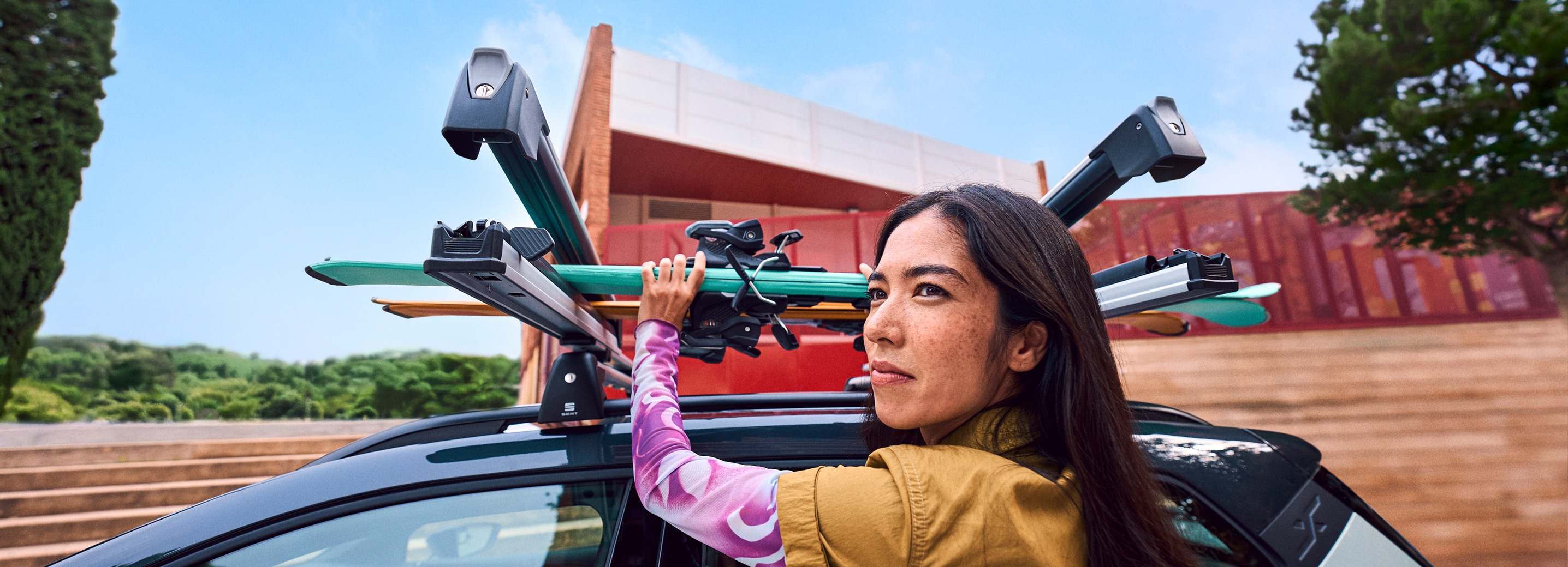 Gama akcesoriów zaprojektowanych specjalnie dla SEAT Arona charakteryzuje się śmiałym designem, który umożliwia Ci robienie więcej tego, co kochasz.