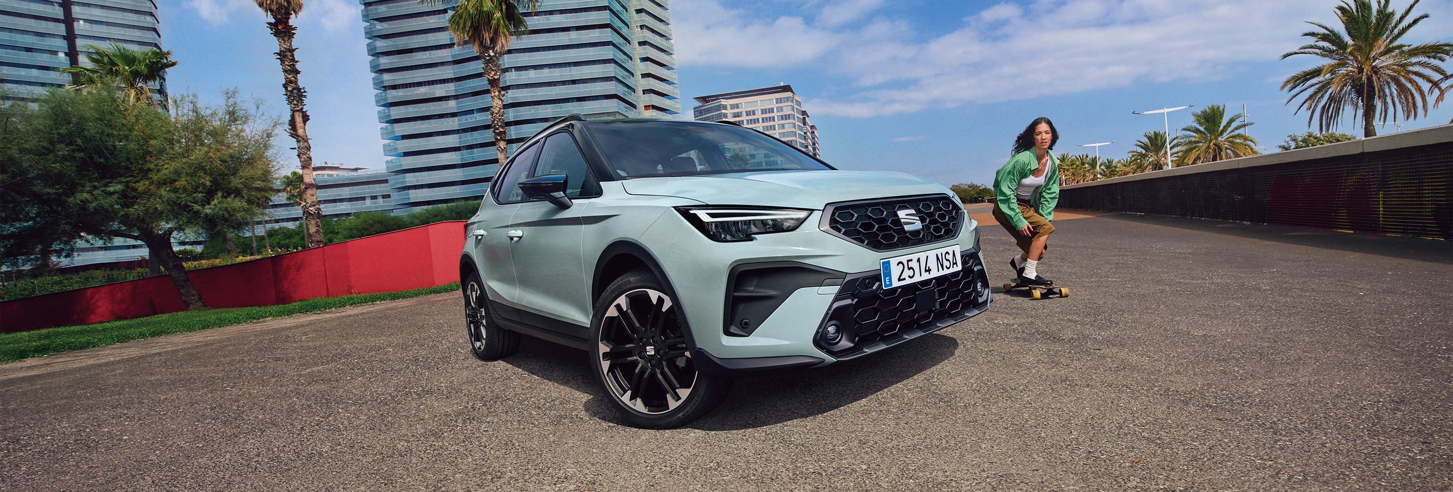 Pełny widok SEAT Arona 2025 zaparkowanego na zewnątrz.