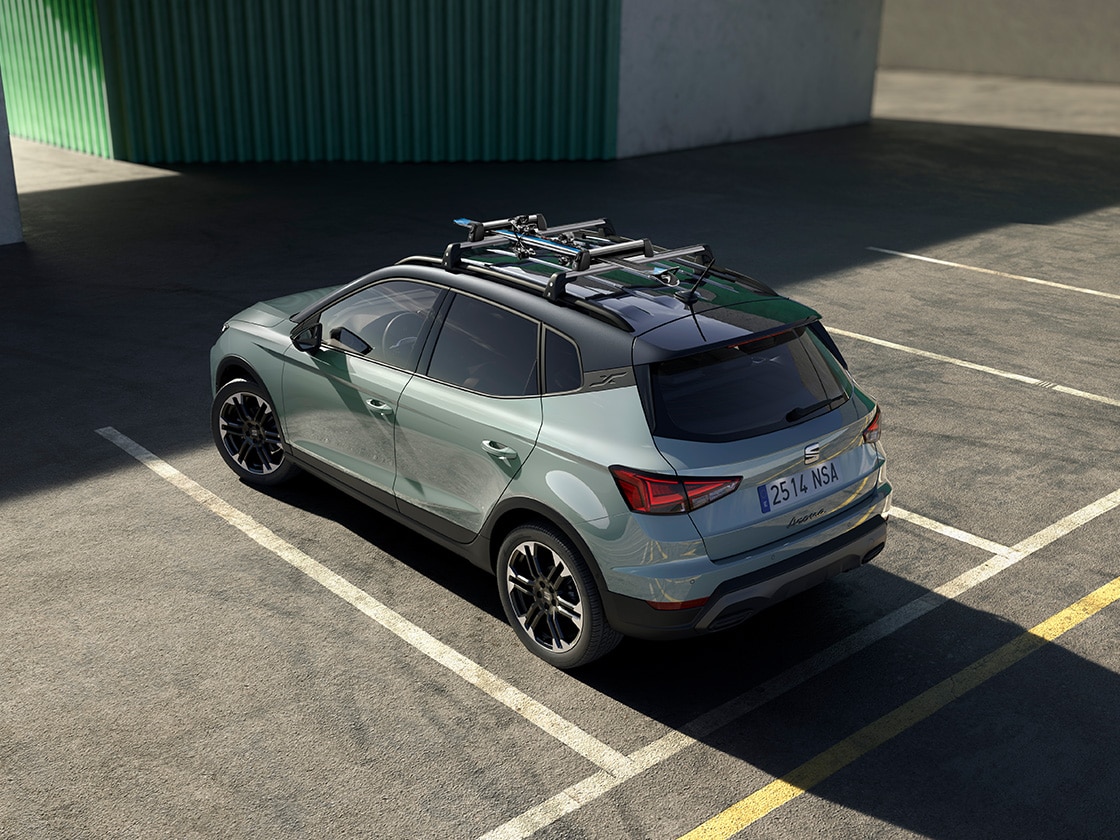 Bagażnik narciarski przymocowany do SEAT Arona