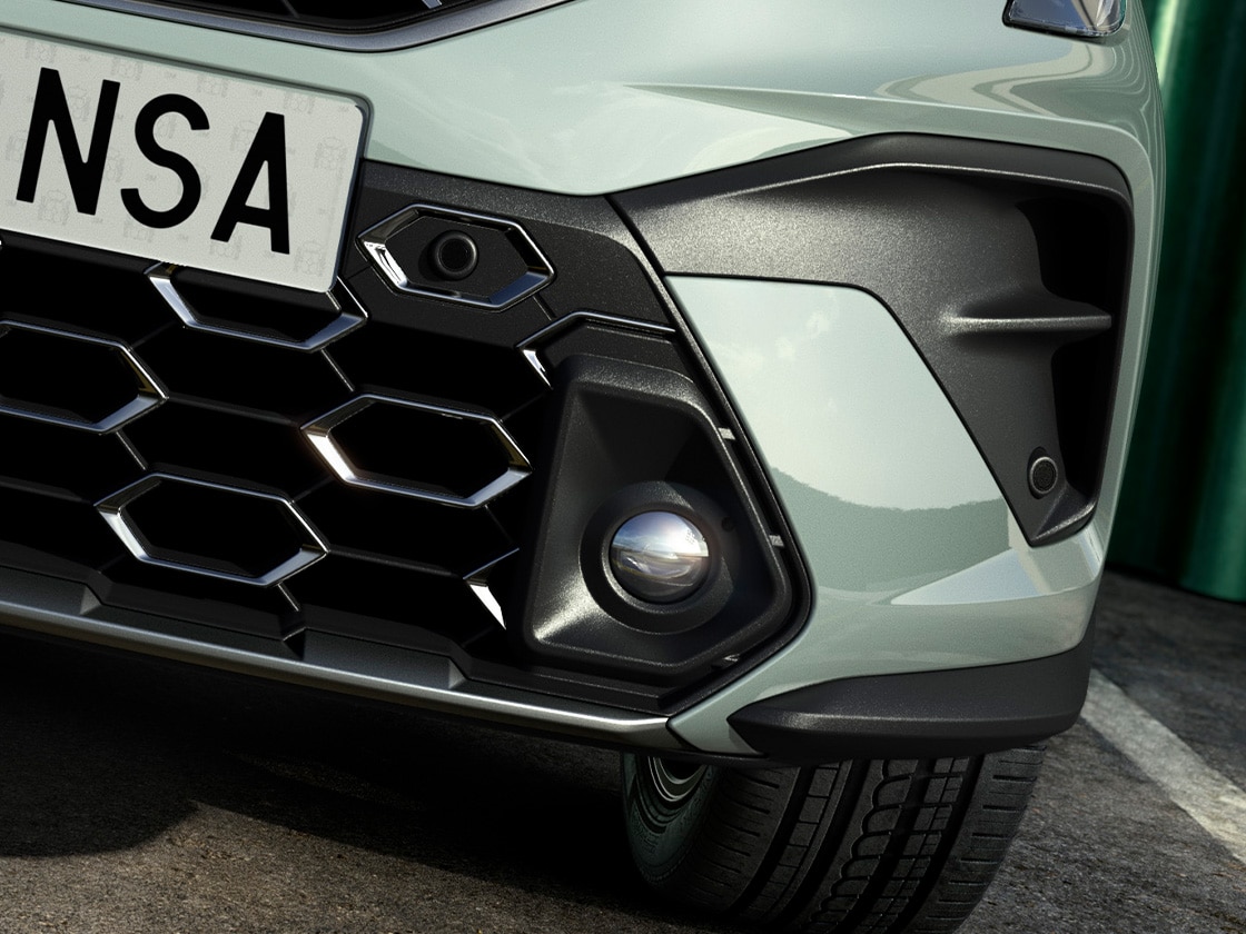 Ujęcie z bliska jednego ze świateł przeciwmgielnych SEAT Arona.