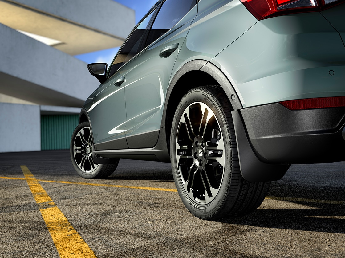 SEAT Arona w kolorze czarnym z dopasowanymi czarnymi chlapaczami z przodu i z tyłu, które chronią samochód i dodają mu stylu.