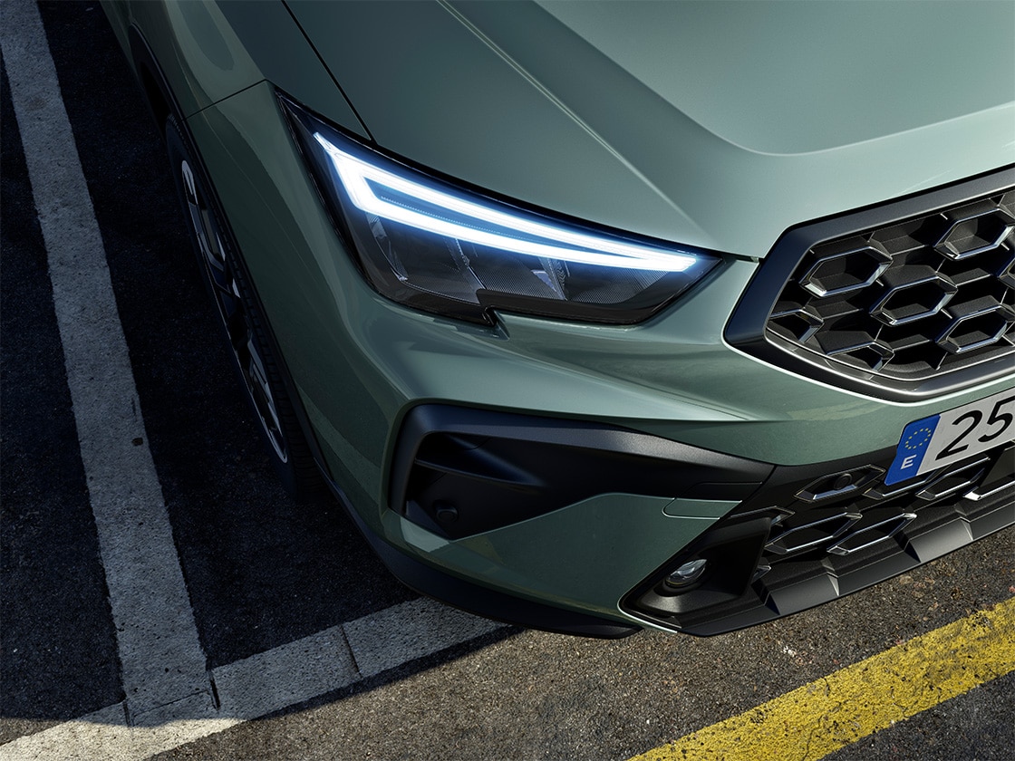 Reflektor SEAT Arona z bliska, z pełnym oświetleniem LED.