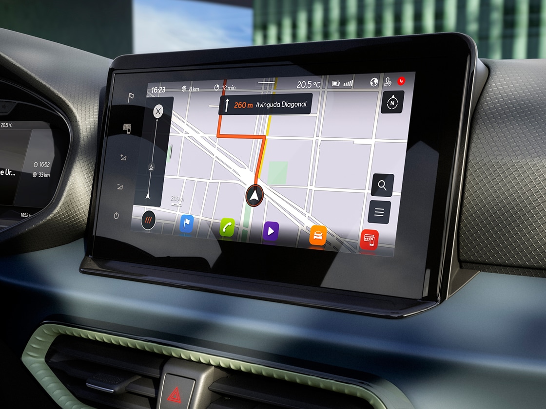 Półsztywna mata bagażnika SEAT Arona z torbą podróżną.