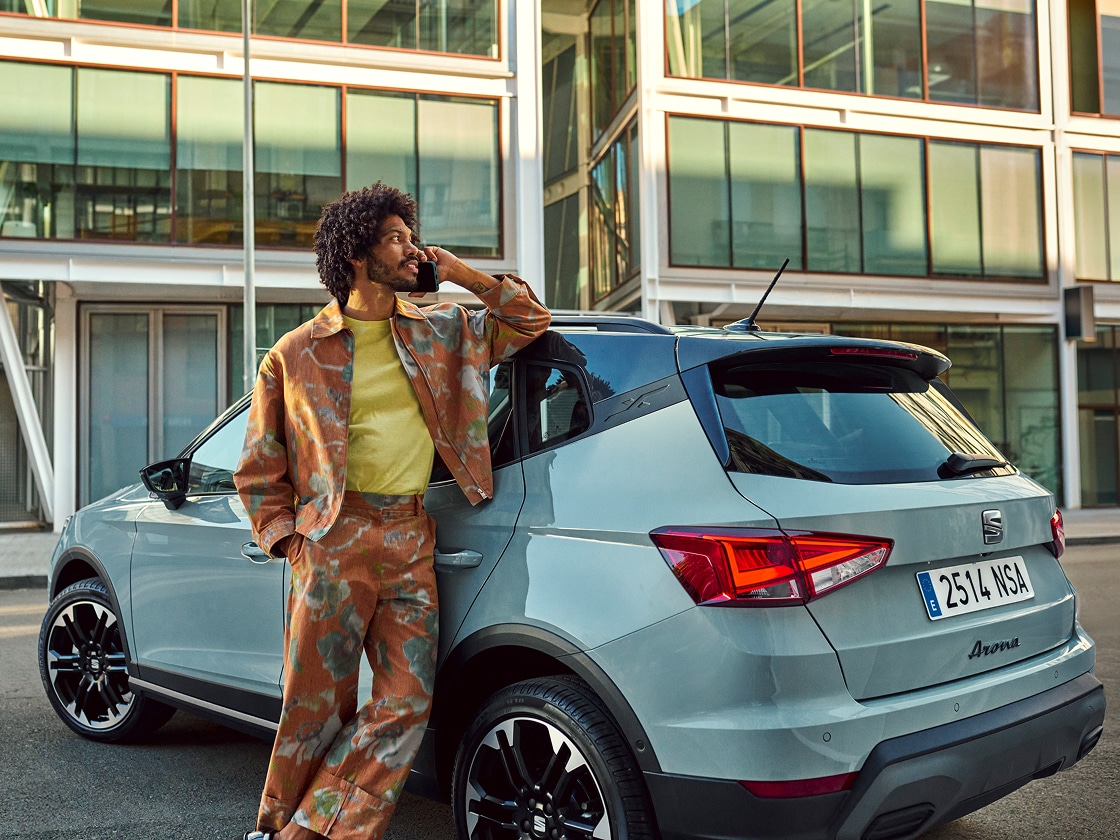 Osoba trzymająca smartfon i sprawdzająca system SEAT Connect.