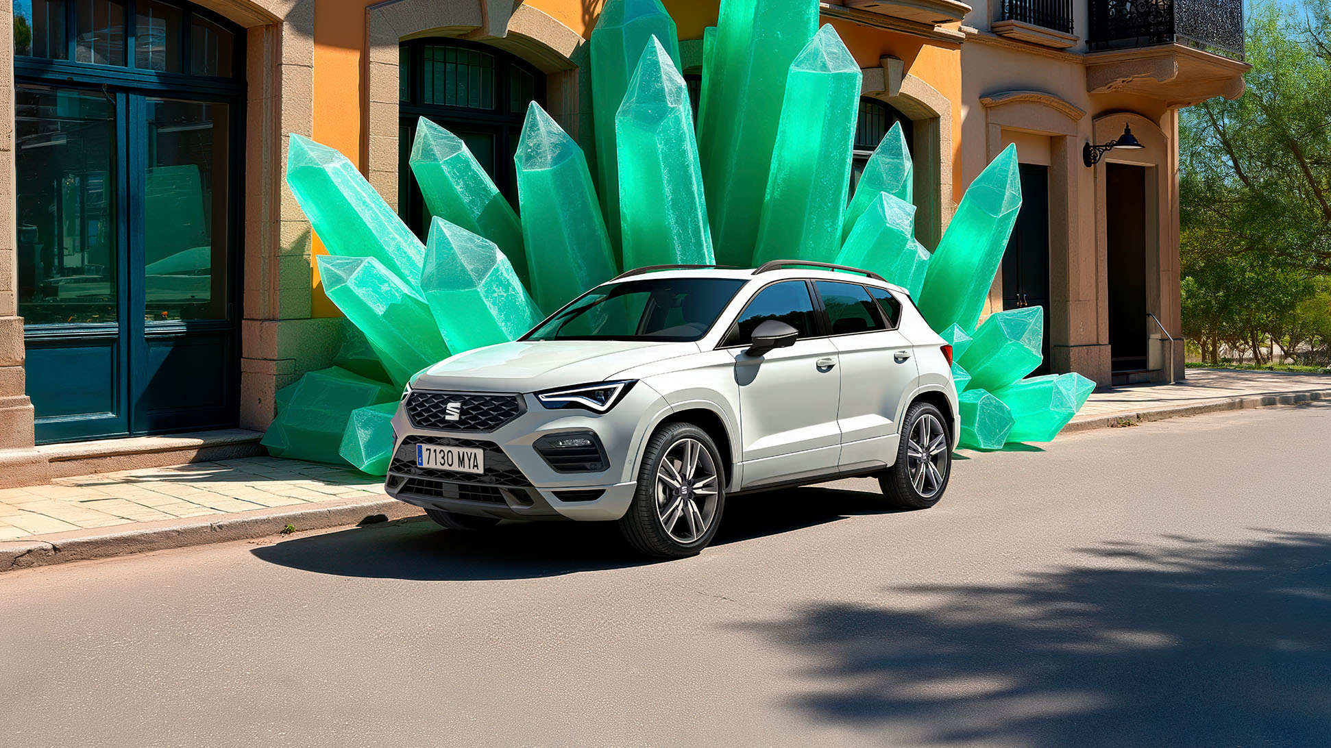 seat ateca 2025 w kolorze białym na tle zielonej instalacji w mieście