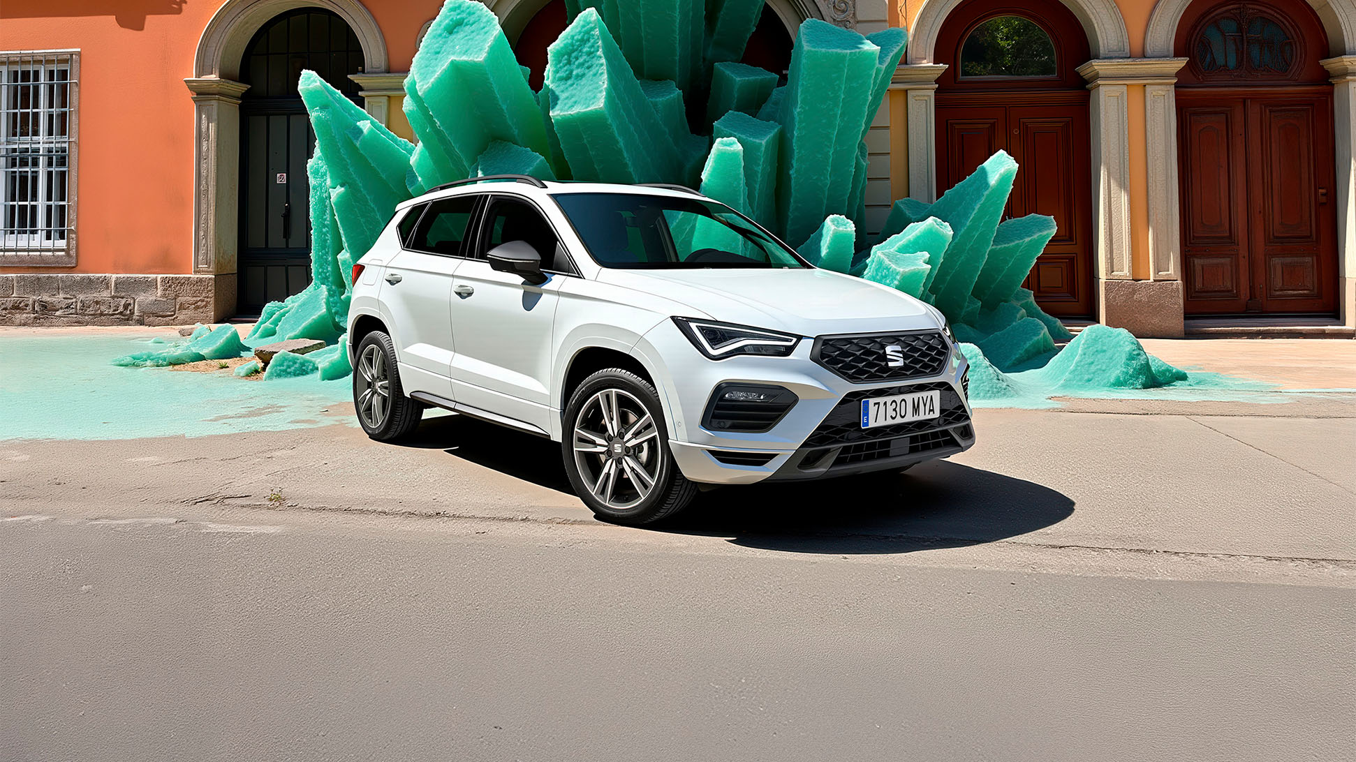 seat ateca zaparkowany w miejskim otoczeniu, które kontrastuje z kolorem samochodu, aby podkreślić elegancki styl.