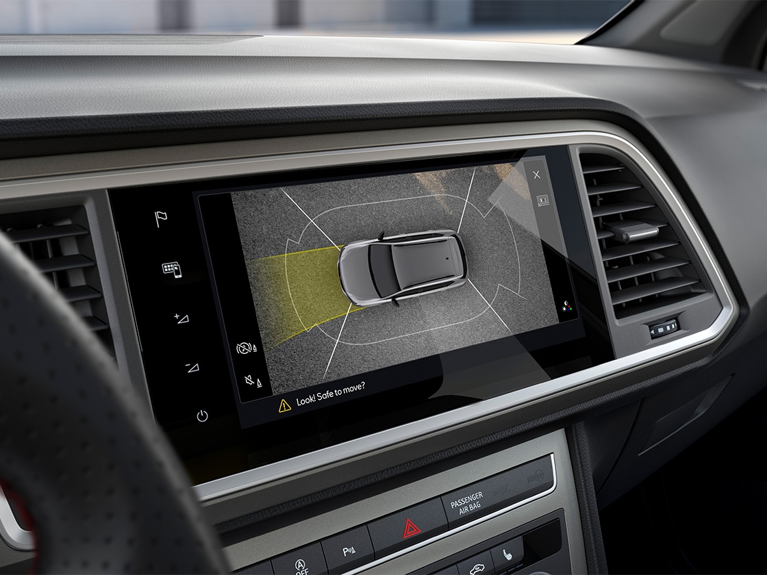 seat ateca asystent parkowania, zbliżenie z wnętrza samochodu.