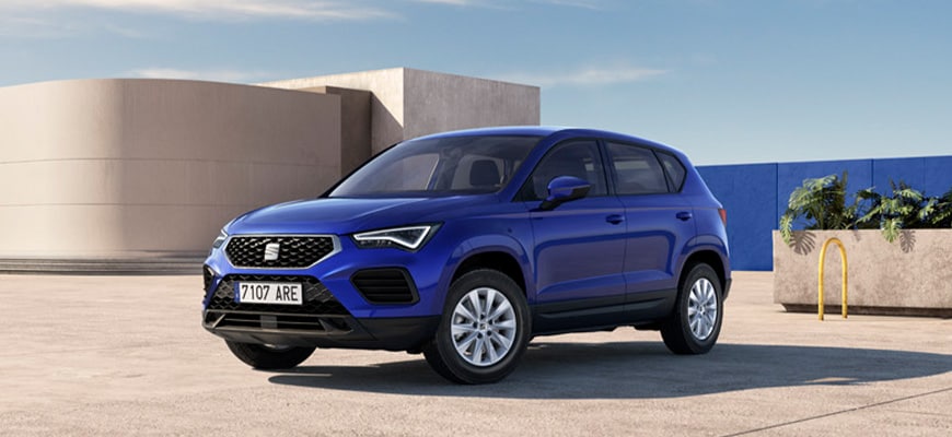 Niebieski SEAT Ateca w pełnej okazałości – widok z przodu.