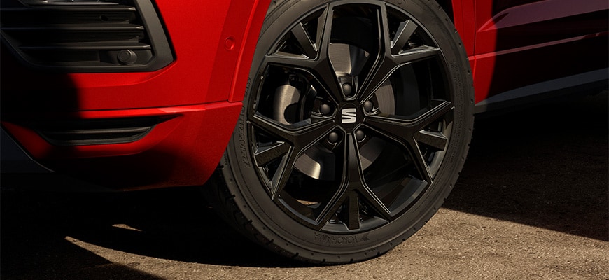 Zbliżenie na aluminiową felgę SEAT-a Ateca – detal, który robi różnicę.
