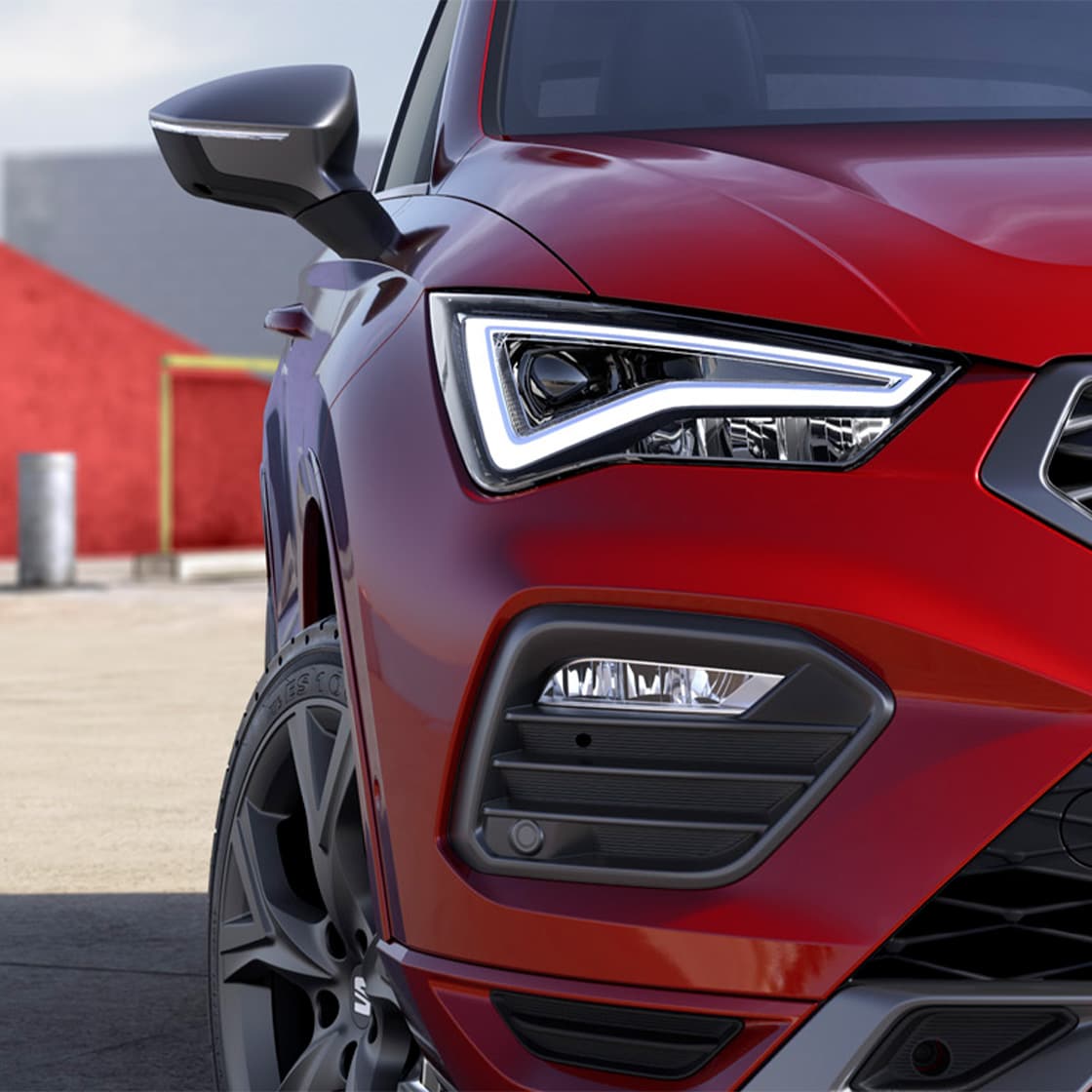 Zbliżenie na charakterystyczny przedni reflektor SEAT-a Ateca.