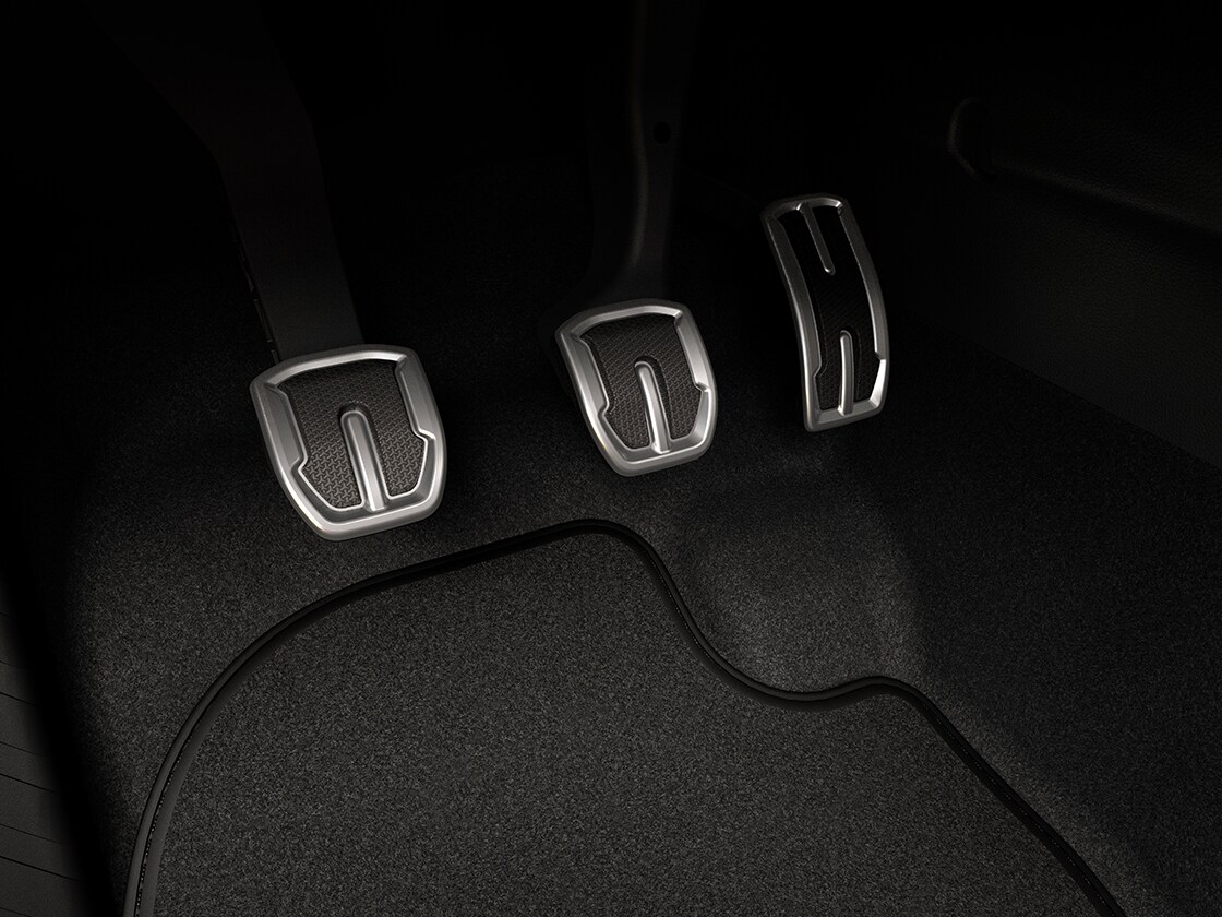 Zbliżenie na pedały SEAT-a Ibizy wykonane z aluminium.
