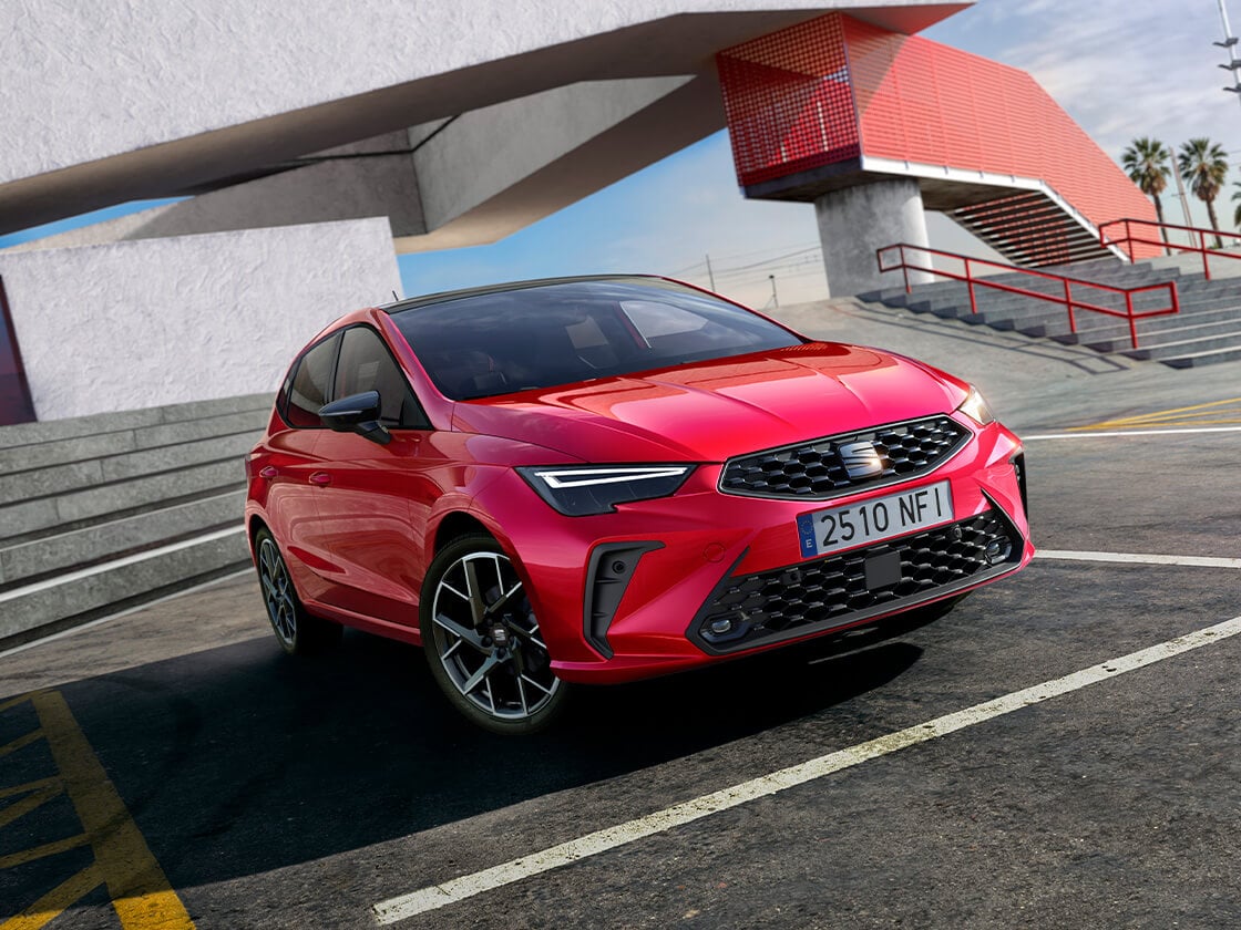 Widok boczny SEAT-a Ibizy w wersji FR, zaparkowanego na zewnątrz.
