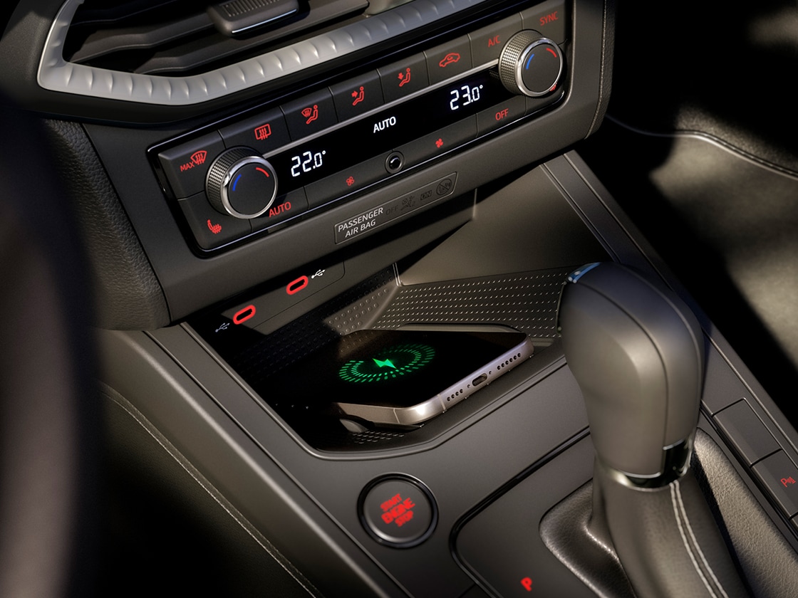 Widok wnętrza SEAT-a Ibizy, który obejmuje również zaawansowane technologie, takie jak schowek Connectivity Box, sterowany za pomocą konsoli centralnej.