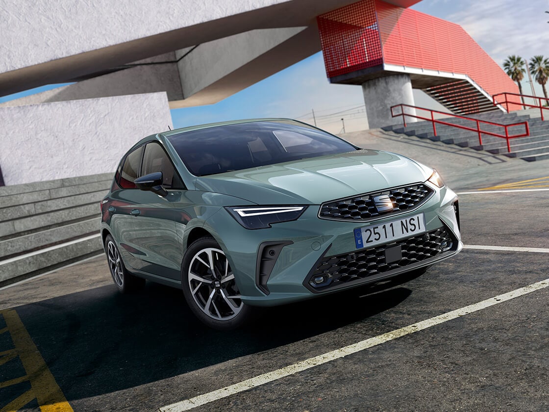 Widok boczny SEAT-a Ibizy w danej wersji wyposażenia, zaparkowanego na zewnątrz.