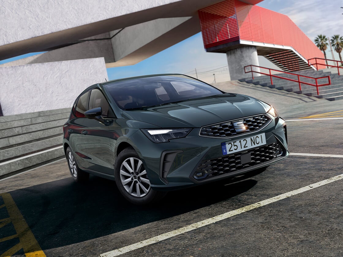 Widok boczny SEAT-a Ibizy w wersji Reference, zaparkowanego na zewnątrz.