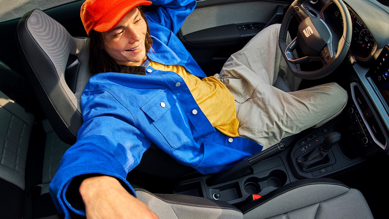 Młody mężczyzna siedzący w nowym SEACIE Ibiza, na nowym fotelu kubełkowym