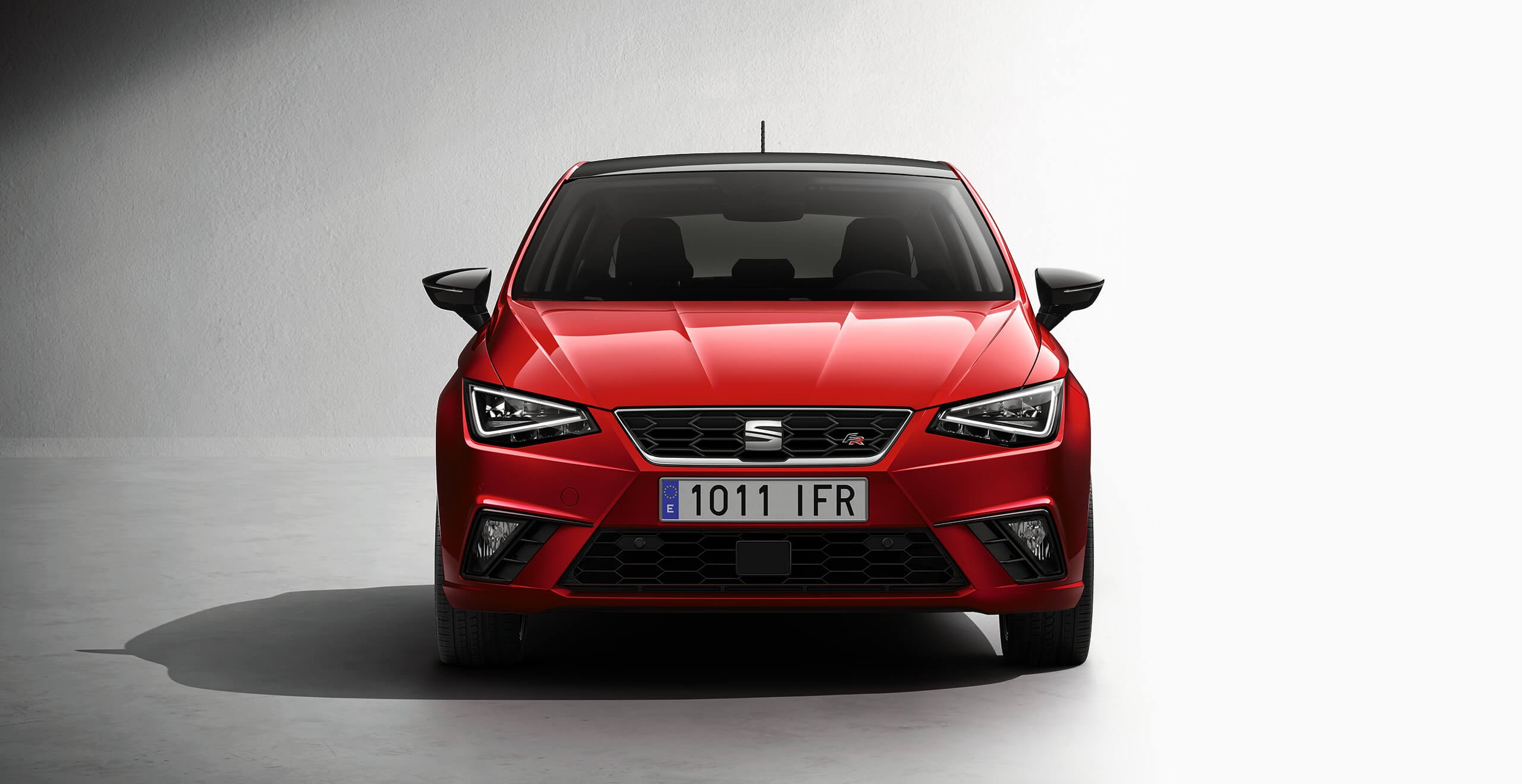 Widok z przodu na nowy SEAT Ibiza w kolorze Desire Red, model z 2018 z wydajnym silnikiem redukującym emisję dwutlenku węgla.