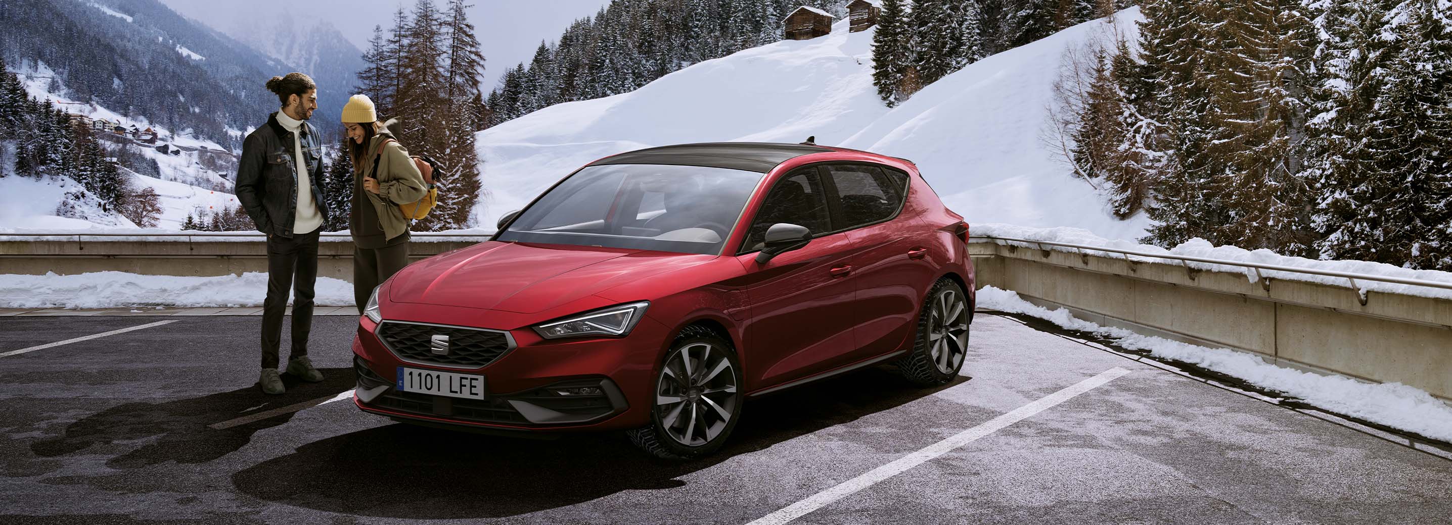 Osoba siedząca na tylnym siedzeniu samochodu, pracująca na laptopie, podkreślająca komfort i wygodę dzięki obsłudze siedzeń.