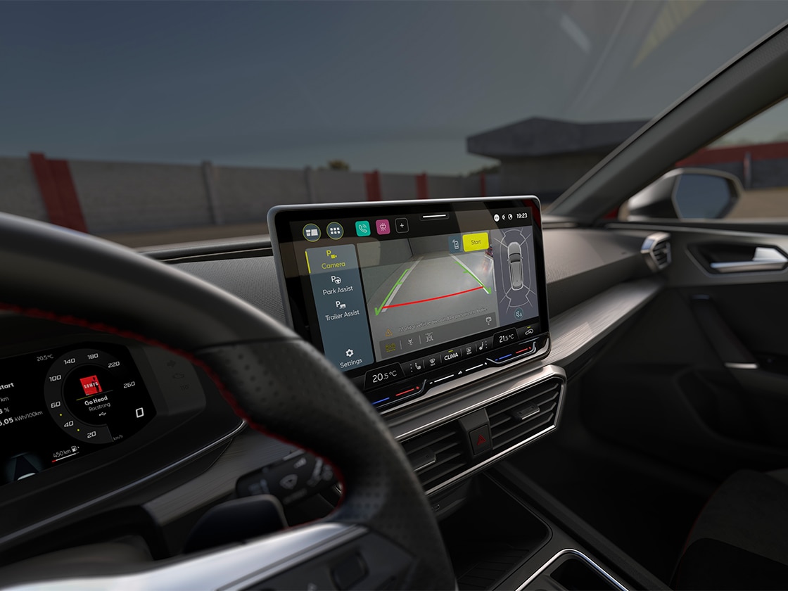 Zaawansowany asystent parkowania oraz system nawigacji 12,9" w modelu Seat Leon, zapewniające bezproblemowe parkowanie Twojego samochodu