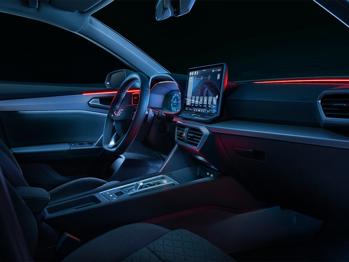Oświetlenie ambientowe LED w fotelu leon sportstourer hatchback. Atrakcyjny wygląd i funkcje bezpieczeństwa.