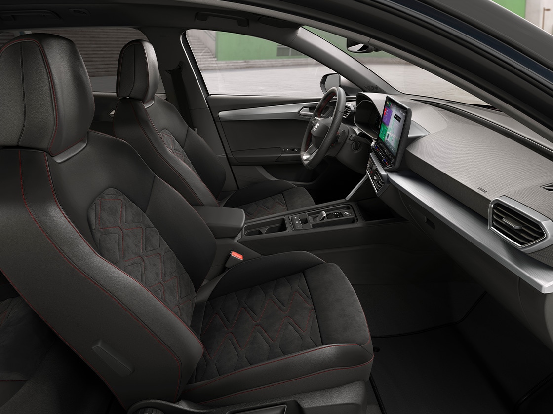 Wnętrze SEAT-a Leon Sportstourer FR z fotelami Comfort w tapicerce materiałowej, łączącymi ergonomiczne podparcie ze stylowym designem, zapewniającymi komfort podczas każdej podróży.