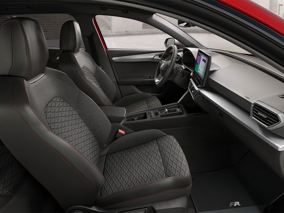 Widok wnętrza SEAT Leon Sportstourer FR z fotelami Dynamic®, zaprojektowanymi dla maksymalnego podparcia oraz sportowych i wyrafinowanych wrażeń z jazdy.