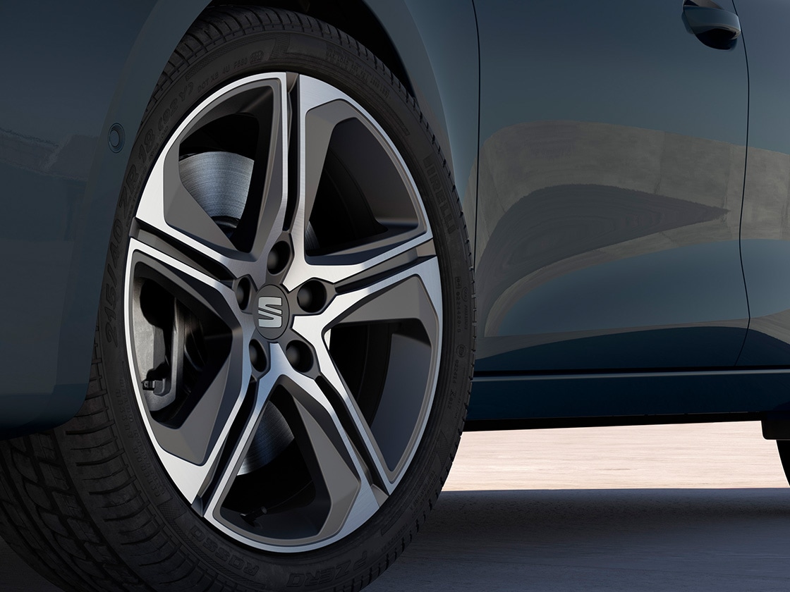 18-calowe felgi aluminiowe Performance w wersji Cosmo Grey Machined do modelu SEAT Leon Sportstourer FR.